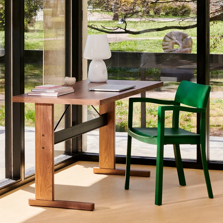 Pastis Armlehnenstuhl, Apollo Tischleuchte von HAY