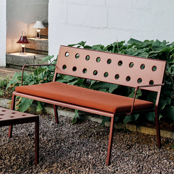 Balcony Lounge Bank mit Armlehnen, L 121,5 cm, iron red von HAY