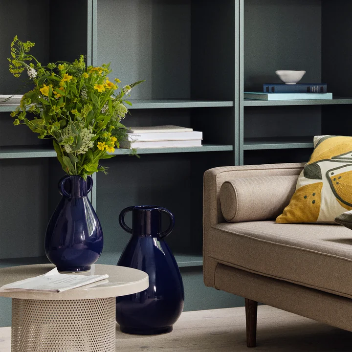 Simi Vase von Broste Copenhagen in der Farbe deep cobalt blue