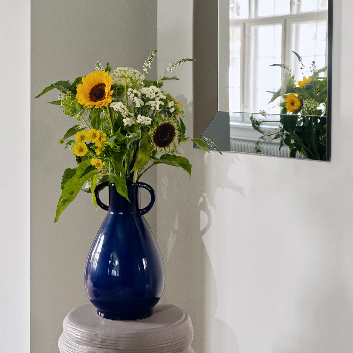 Simi Vase von Broste Copenhagen in der Farbe deep cobalt blue