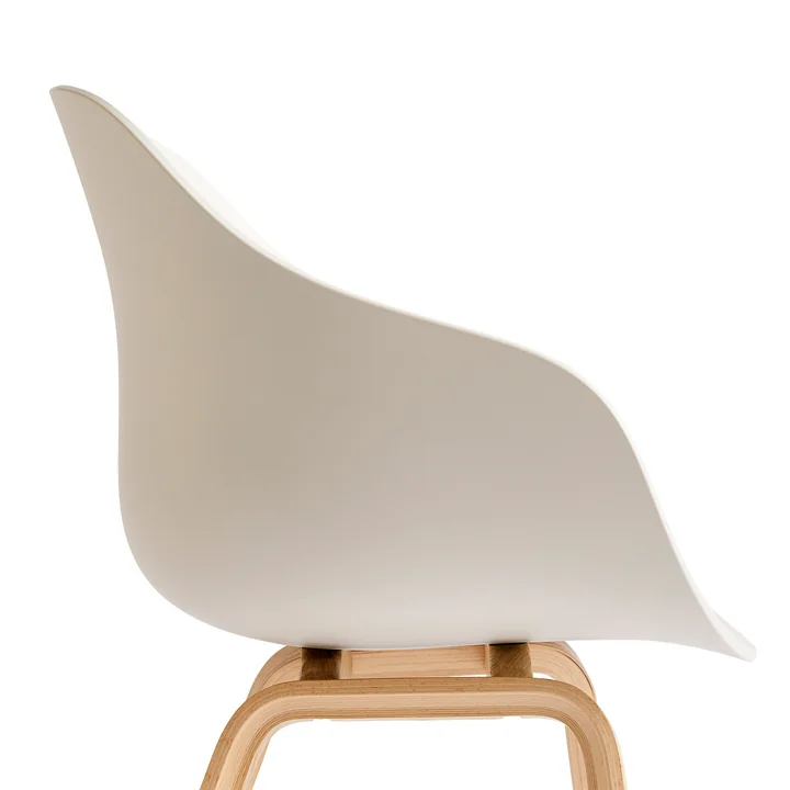 About a Chair AAC 222, Eiche lackiert / melange cream von HAY