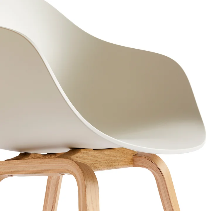 About a Chair AAC 222, Eiche lackiert / melange cream von HAY