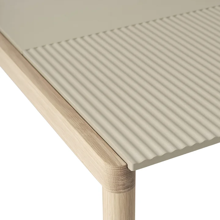 Couple Couchtisch von Muuto in der Ausführung Sand/Oak