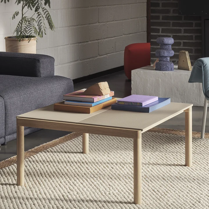 Couple Couchtisch von Muuto in der Ausführung Sand/Oak
