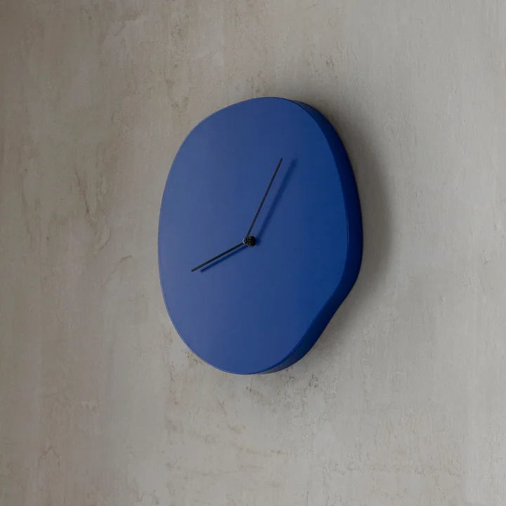 Melt Wanduhr von Ferm Living in der Farbe blau