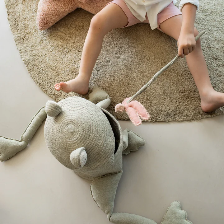 Spiel- und Aufbewahrungskorb, Fred the Frog, grün von Lorena Canals