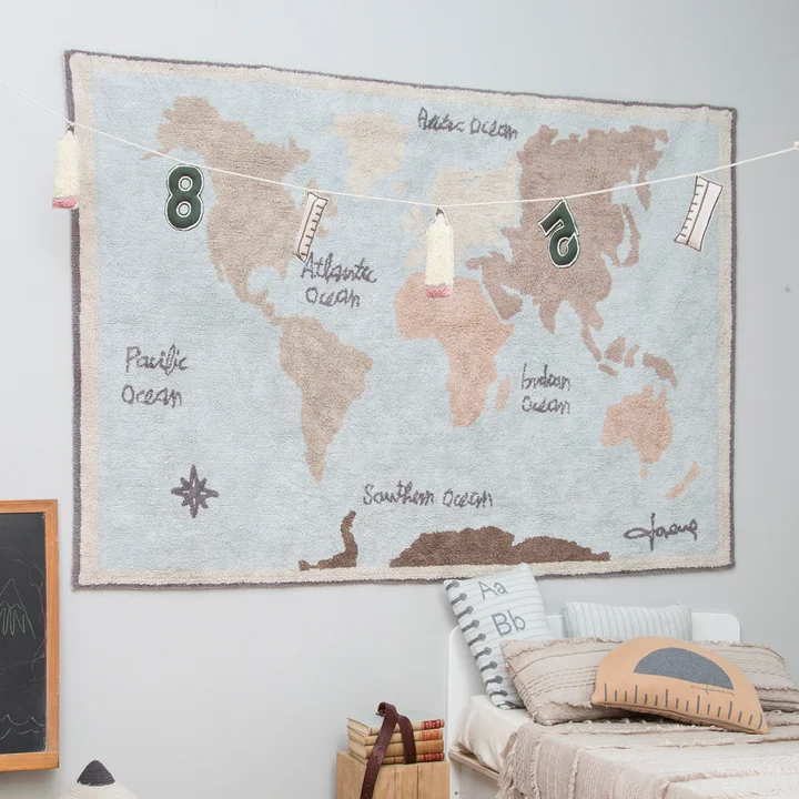 Vintage Map Teppich, 200 x 140 cm, blau / grün / rose / natur von Lorena Canals