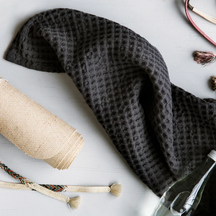 Big Waffle Badetuch & Decke, 100 x 150 cm, dunkelgrau von The Organic Company