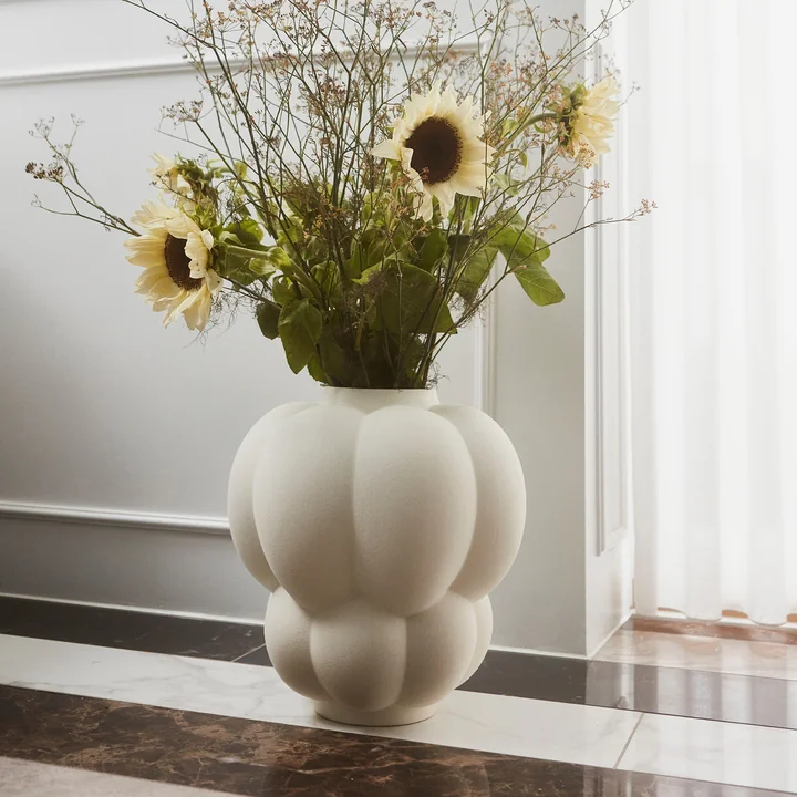 Die UVA Vase von AYTM in der Frage creme