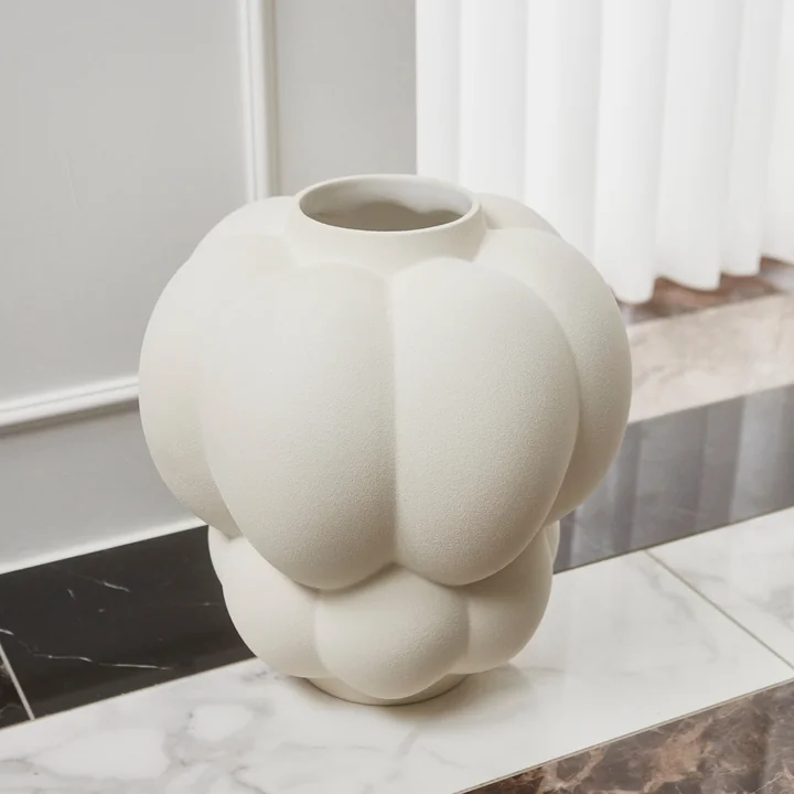 Die UVA Vase von AYTM in der Frage creme