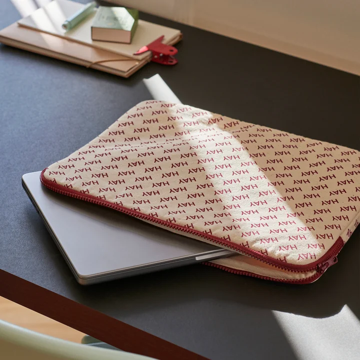 HAY Logo Laptop Cover von HAY in der Farbe burgundy