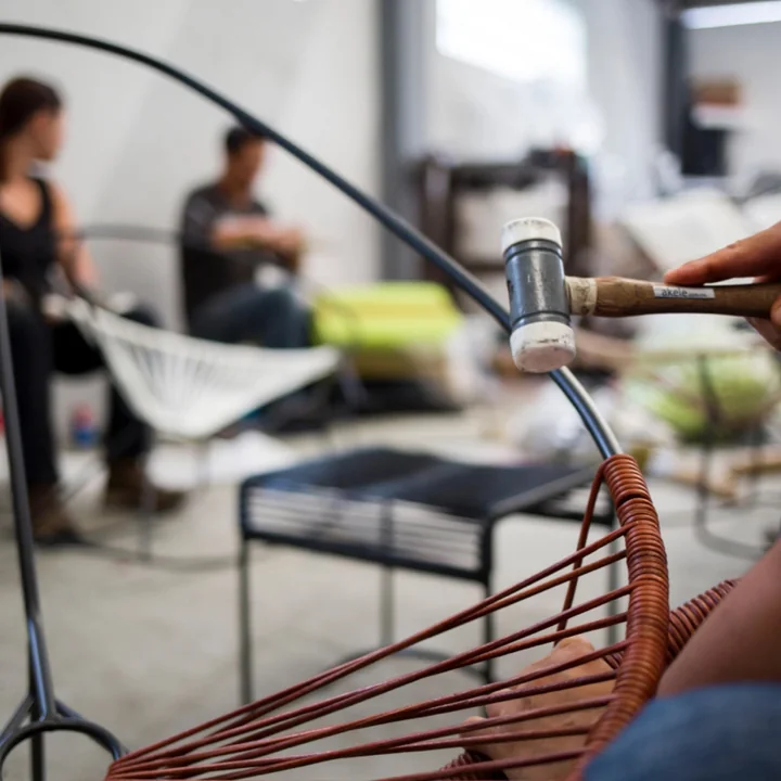 Acapulco Chair Leder, cognac / schwarz von Acapulco Design