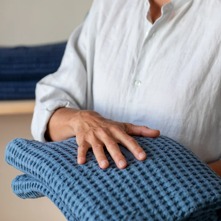 The Organic Company - Big Waffle Badetuch & Decke, 100 x 150 cm, grau blau Lifestyle