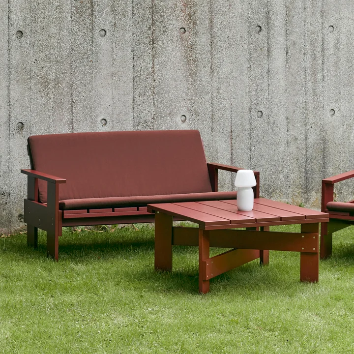 Crate Lounge Sofa mit Seat Cushion und Beistelltisch von HAY