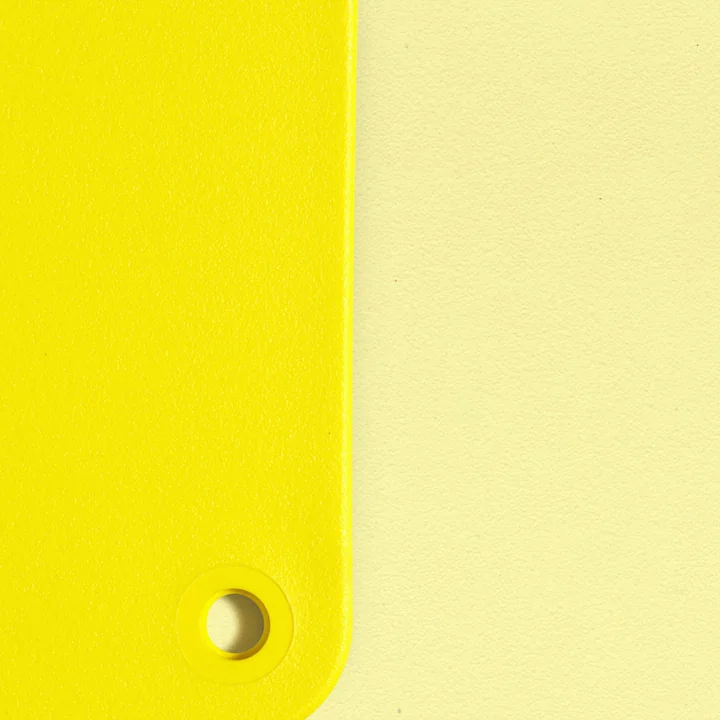 Eames Plastic RE Materialmuster von Vitra in den Farben sunlight und citron
