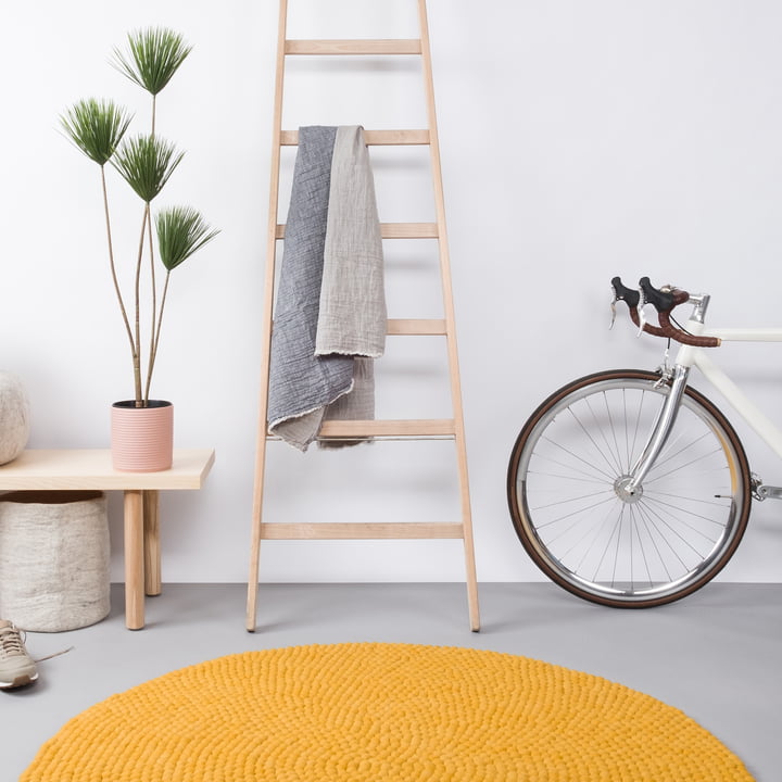 myfelt-Klara-Filzkugelteppich-90-cm-senfgelb-Lifestyle-3