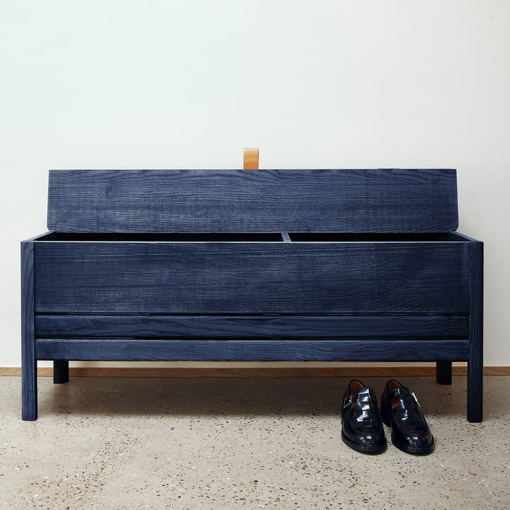 A Line Truhenbank 111,5 cm, indigo blue (Special Edition) von Form & Refine