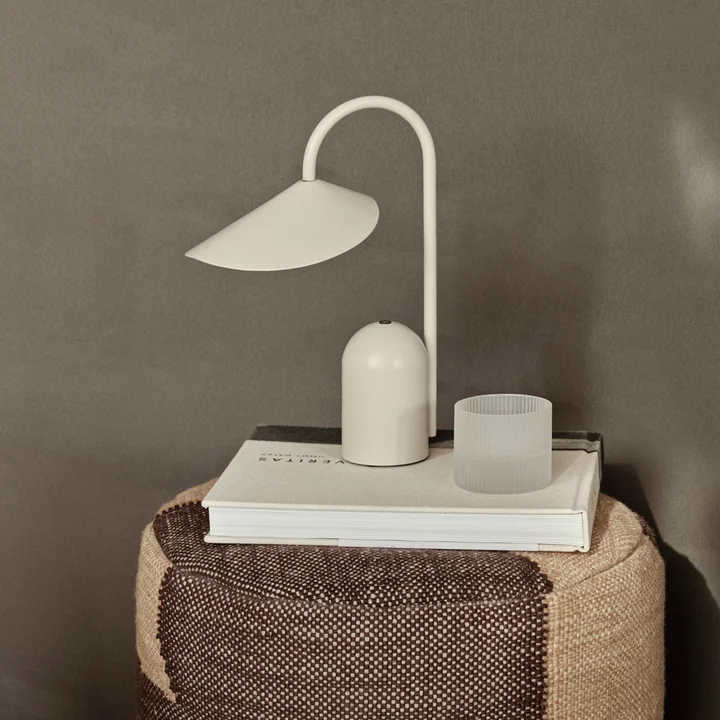 Arum Akku LED-Tischleuchte, cashmere von Ferm Living