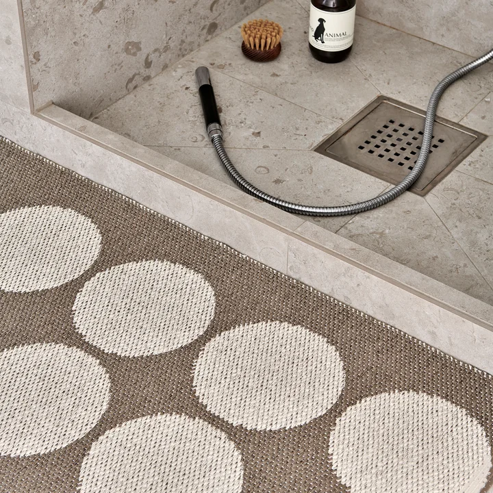 Hugo Teppich, walnut / linen von Pappelina