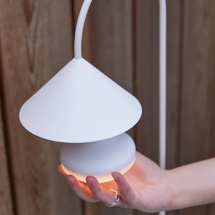 Grasp LED Akku-Stehleuchte, H 72 cm, weiß matt von Frandsen