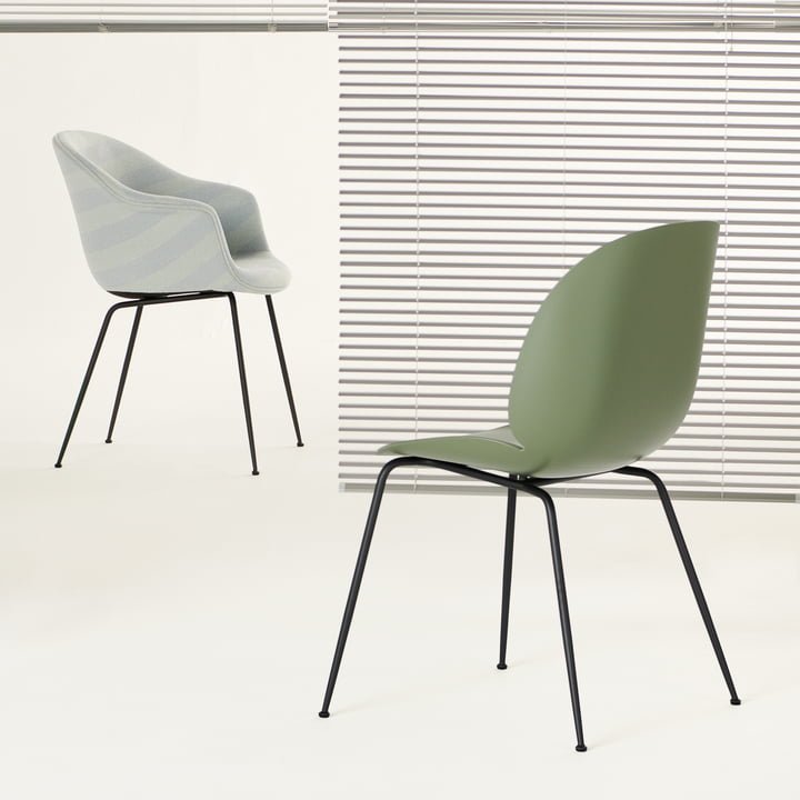 Gubi - Beetle Dining Chair, Conic Base schwarz / fern green