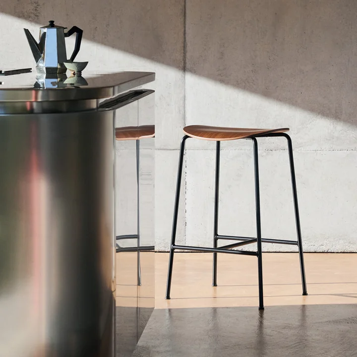 &Tradition - Pavilion AV37 Barhocker, H 68 cm, Walnuss 