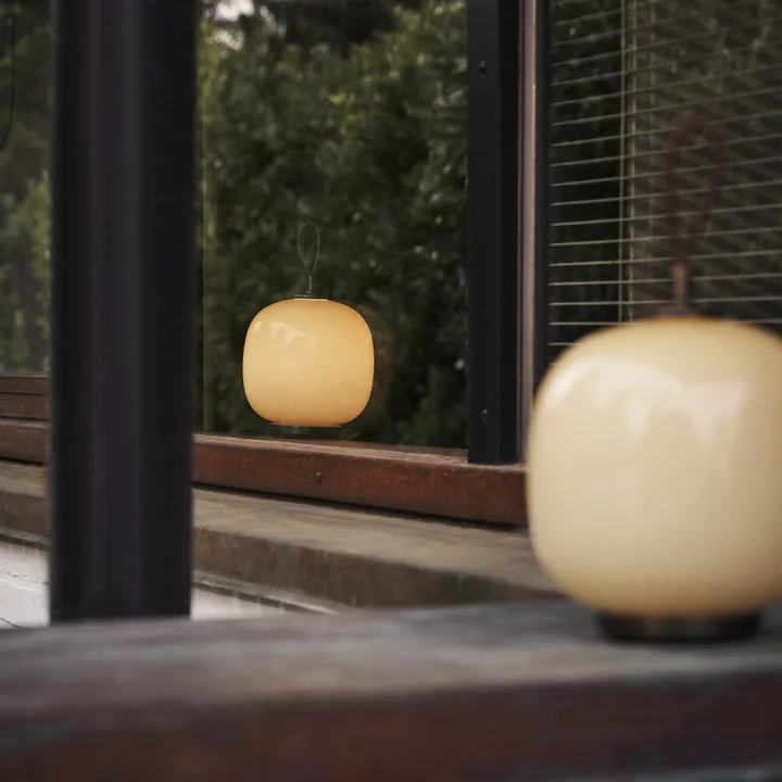 Louis Poulsen - VL45 Radiohus Portable LED Tischleuchte, messing / glossy pale yellow