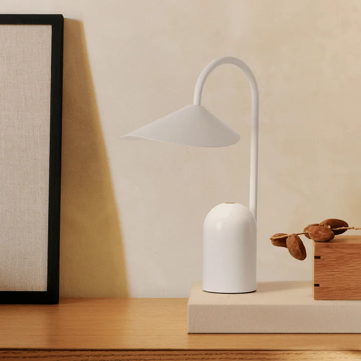 Ferm Living - Arum Akku LED-Tischleuchte, weiß