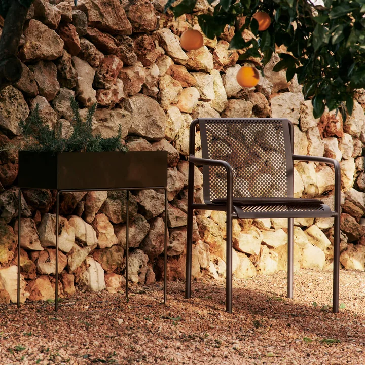 Ferm Living - Dapple Gartenarmlehnstuhl, dark chocolate