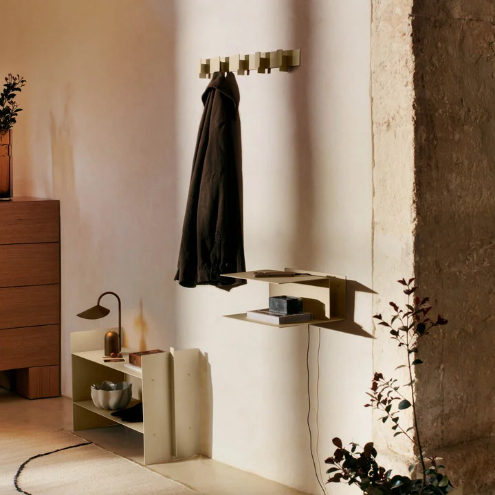 Ferm Living - Lager Standregal niedrig, Nachttisch und Wandgarderobe, kaschmir