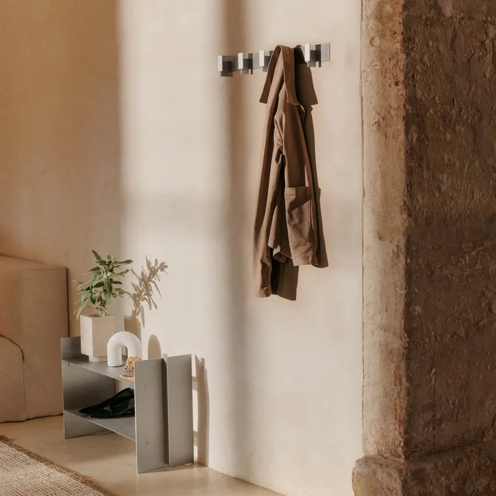 Ferm Living - Lager Standregal niedrig und Wandgarderobe, Aluminium