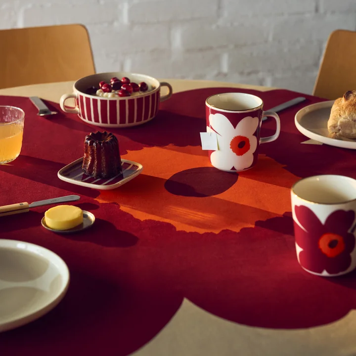 Marimekko - Oiva Juhla Unikko Becher mit Henkel, 250 ml, weiß / burgundy / gold 