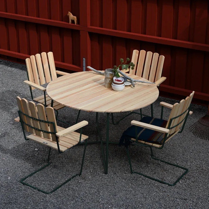Grythyttan - 9A 120 Gartenesstisch Ø 120 cm und A2 Gartenarmlehnstuhl, Kiefer geölt / grün