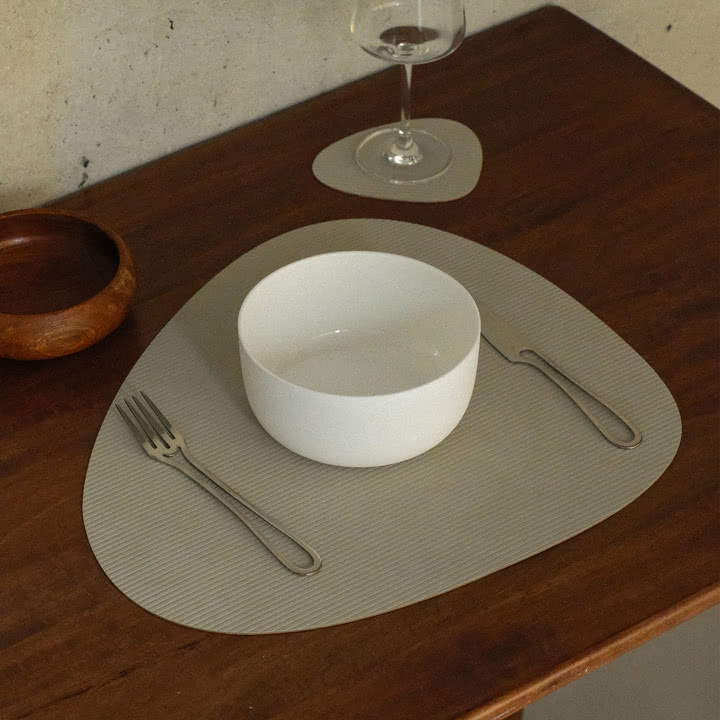 Lind DNA - Tischset Curve L, Corduroy clay braun