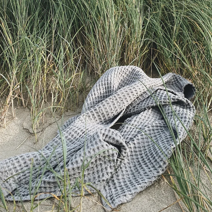 Das Badetuch mit Waffelstruktur von Humdakin, 70 x 135 cm, stone