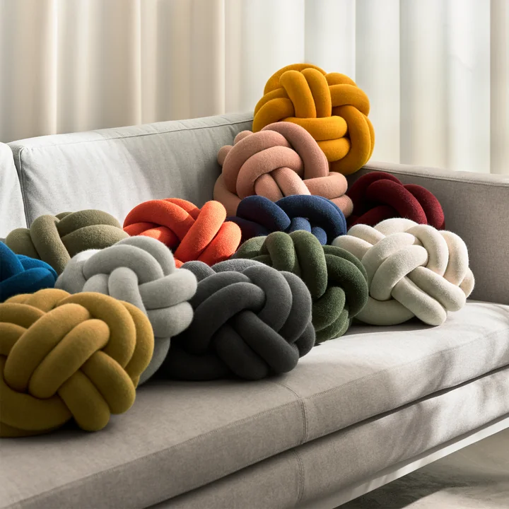 Design House Stockholm - Knot Kissen, Haufen auf Sofa
