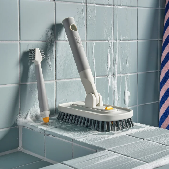 Joseph Joseph - CleanTech Bürstenset mit Scheuerbürste und Fliesenbürste, light stone