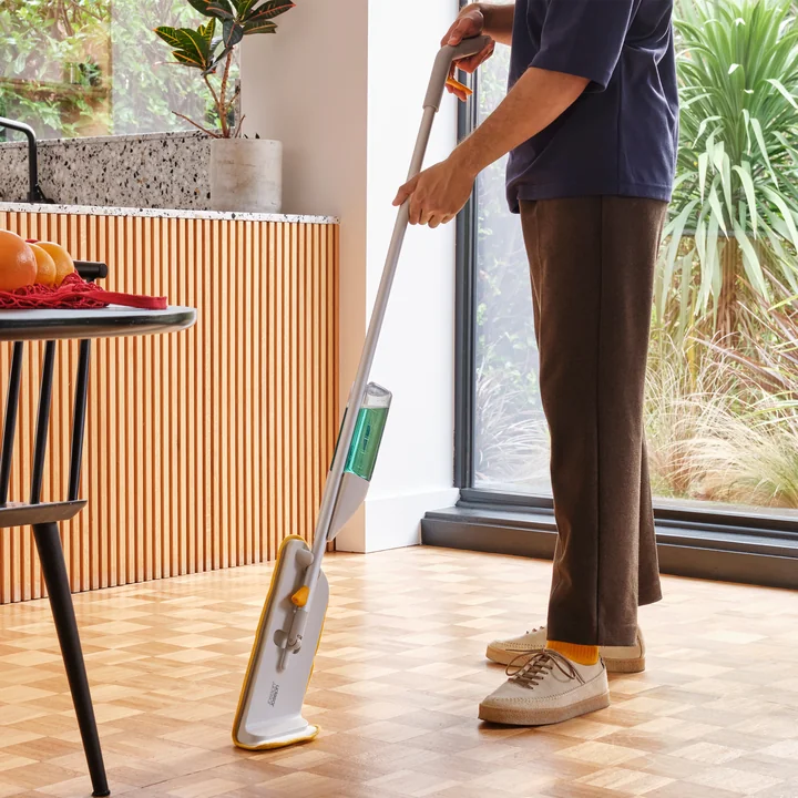 Joseph Joseph - CleanTech Sprühmop mit Scheuerschwamm, light stone