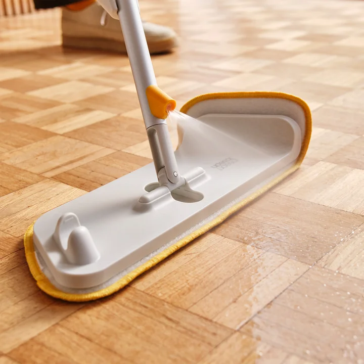 Joseph Joseph - CleanTech Sprühmop mit Scheuerschwamm, light stone