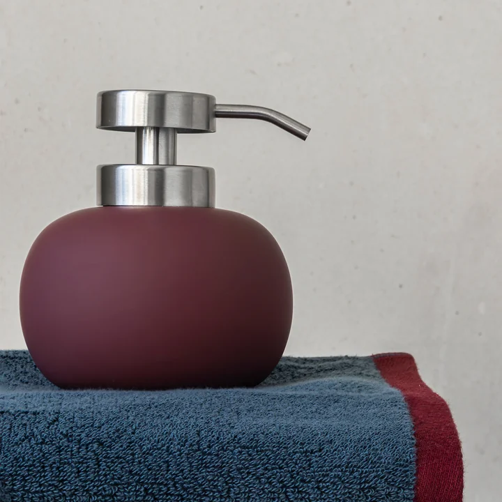 Mette Ditmer - Lotus Play Seifenspender, H 13 cm, weinrot