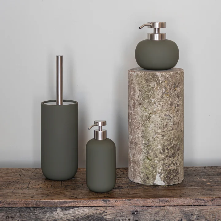 Mette Ditmer - Lotus Play Seifenspender und Toilettenbürste, dunkeloliv