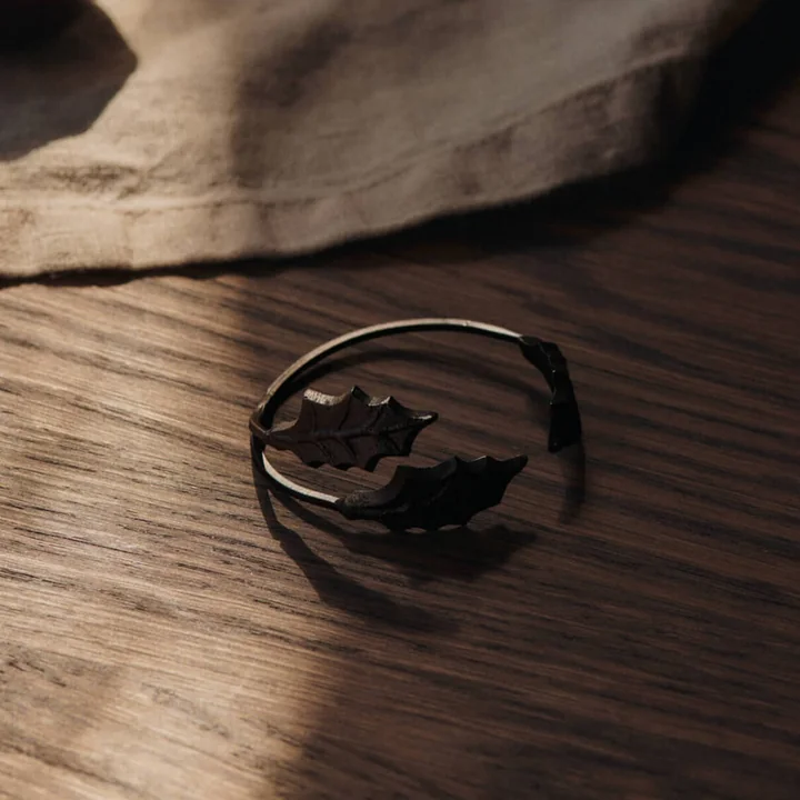Ferm Living - Holly Leaf Serviettenring, Messing schwarz 