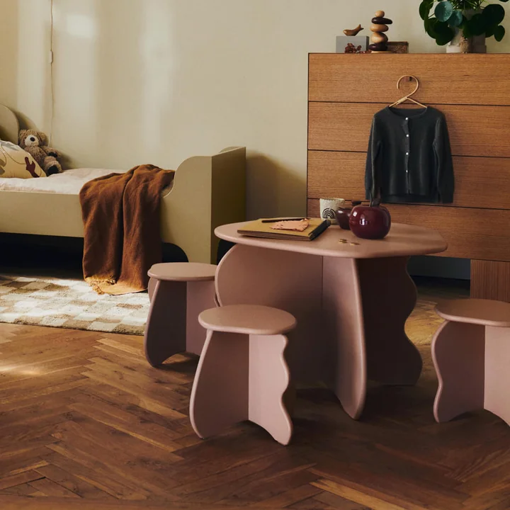 Ferm Living - Slope Kindertisch und Kinderhocker, rosa