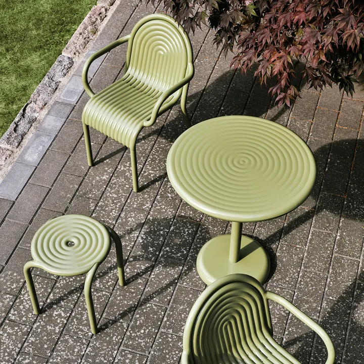 Tom Dixon - Groove Round Gartentisch, Ø 69,7 cm, moosgrün