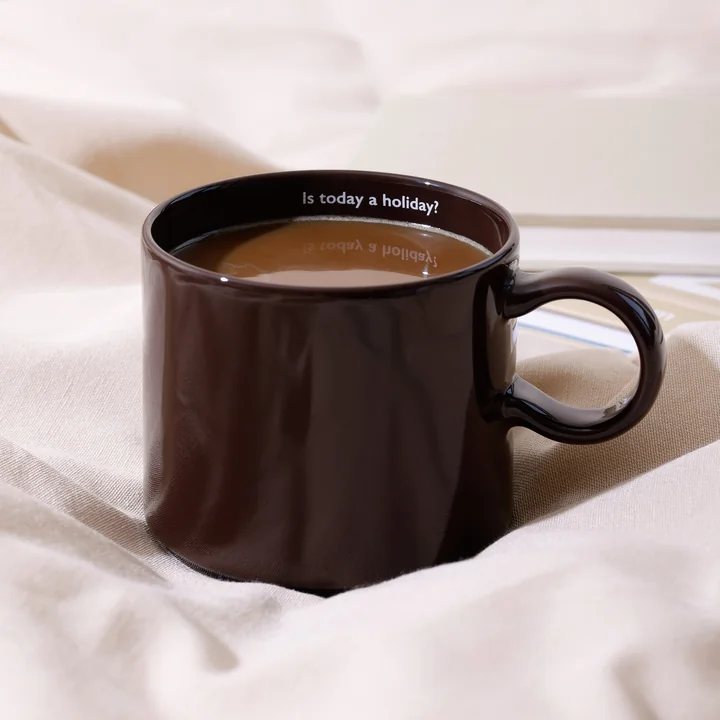 Design Letters - Nordic Jumbo Porzellan Becher, Is today a holiday? / braun