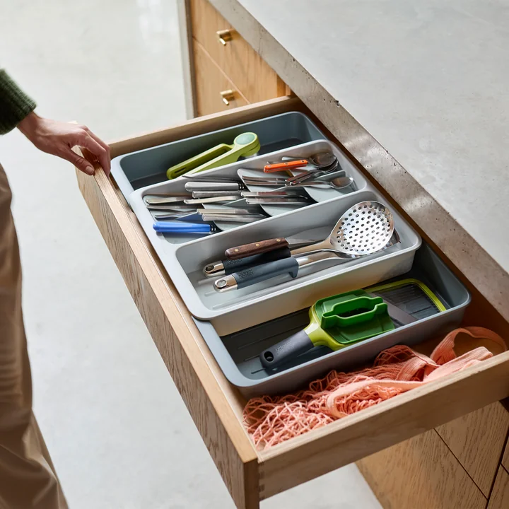 Joseph Joseph - DrawerStore ausziehbarer Besteckkasten, light stone