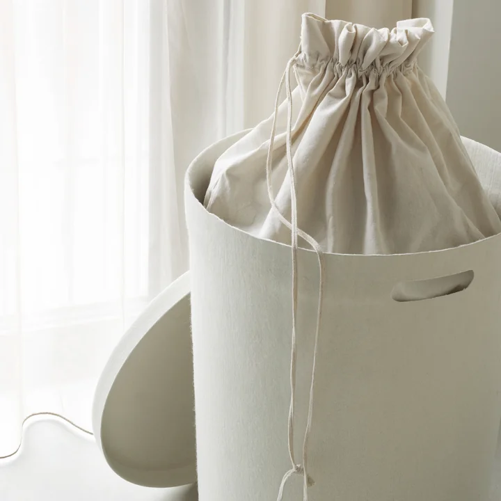 Normann Copenhagen - Hide Wäschekorb, cream mit Baumwollbeutel