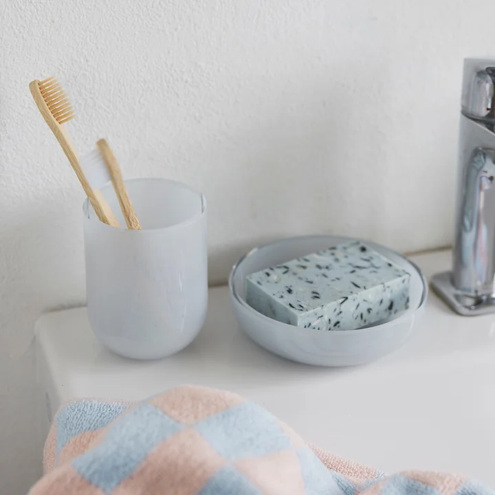 Mette Ditmer - OPAL Seifenschale und Zanputzbecher, hellblau