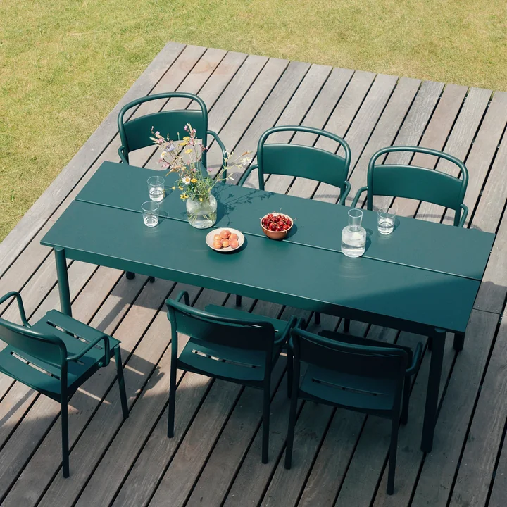Muuto - Linear Steel Outdoor Gartentisch und Armlehnstuhl, dunkelgrün