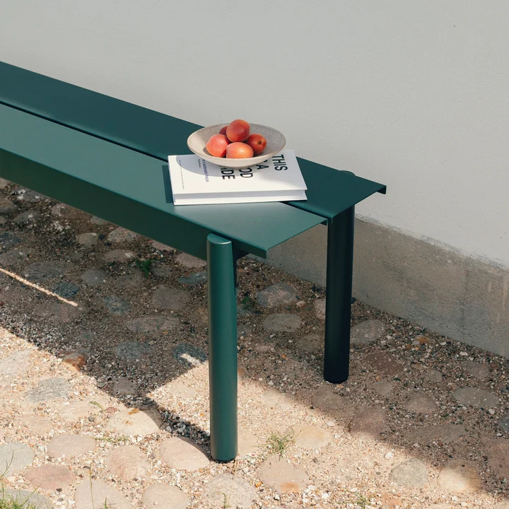 Linear Steel Bank, dunkelgrün von Muuto